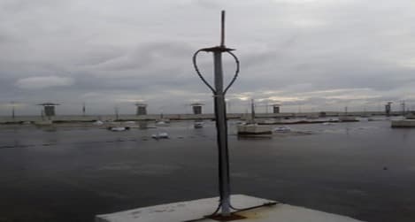 15 Feet Long Air Terminal Stand :
15 Feet long 1.5" GI Gold Pipe made Stand with
top and bottom base and all other accessories.